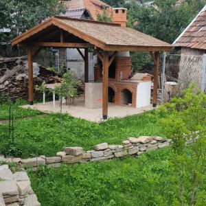 einen Pavillon mit einem Steinofen im Hof in der Unterkunft Casa Tanti Patrita in Slon