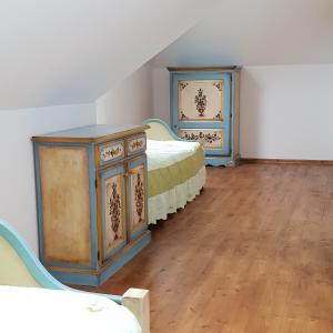 two beds in a room with wooden floors at Casa Tanti Patrita in Slon