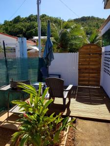 patio con sedia e ombrellone di STUDIO de la PLAGE a Morne Pavillon