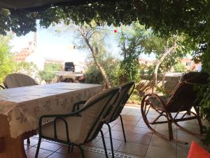 ein Tisch und Stühle auf einer Terrasse in der Unterkunft Vila Virago in Vir