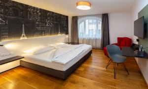 um quarto com uma cama, uma secretária e uma cadeira em Gottwalds Inn em Obernburg am Main