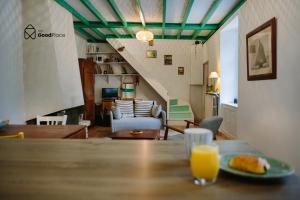 uma sala de estar com uma mesa com um copo de sumo de laranja em Le Petit Robin em Nantes