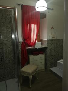 baño con ducha y cortina roja en Bed & Breakfast Barbara, en Borgo Grotta Gigante