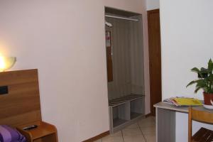 un corridoio con cabina armadio in una stanza di Hotel Adelchi a Milano