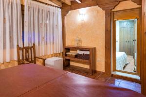 ein Wohnzimmer mit einem Bett und einem Kamin in der Unterkunft Hostal Restaurante Rijujama in Matillas