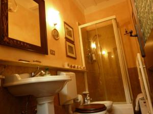 A bathroom at Palazzetto Bentivoglio