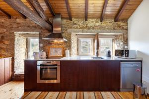 una cocina con fregadero y estufa en Loft Caminha, en Caminha