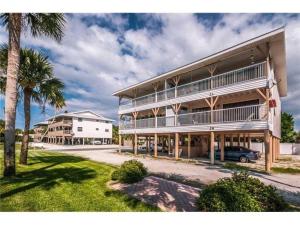 a large building with a car parked in front of it at Beach Villa 2 Bedroom in Clearwater Beach