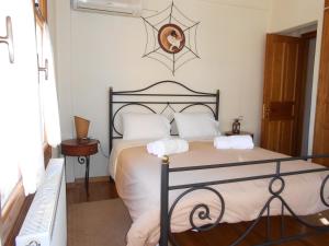 sypialnia z łóżkiem z 2 białymi poduszkami w obiekcie Ta Dokana w mieście Pinakátai