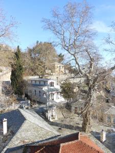 an aerial view of a building with a tree at Ta Dokana in Pinakátai