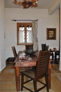 comedor con mesa de madera y sillas en Ta Dokana, en Pinakátai