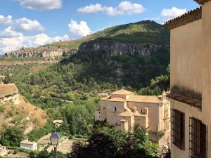 un pueblo con una montaña en el fondo en La Casa de San Pedro, en Cuenca