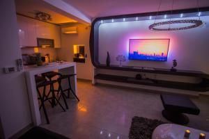 A television and/or entertainment centre at Apartment PLAZA ----Wallbox 11kW 16A ----- Private SPA- Jacuzzi, Infrared Sauna, Luxury massage chair, Parking, Entry with PIN 0 - 24h, FREE CANCELLATION UNTIL 2 PM ON THE LAST DAY OF CHECK IN