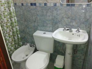 a bathroom with a toilet and a sink at Complejo Extremo in Mar de Ajó