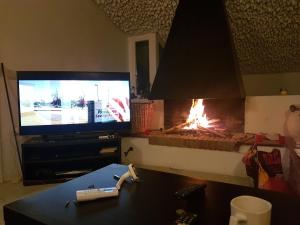 Televízia a/alebo spoločenská miestnosť v ubytovaní Villa Abdul