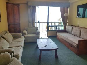 sala de estar con sofá y mesa de centro en Sky view Atitlán lake suites ,una inmejorable vista apto privado dentro del lujoso hotel en Panajachel