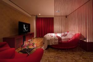 TV a/nebo společenská místnost v ubytování Hotel LUNE CLAIRE (Adult Only)