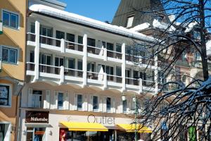 ein weißes Gebäude mit Balkon darüber in der Unterkunft Haus Lothringen by AlpenTravel in Bad Gastein