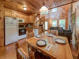 cocina y comedor con mesa en una cabaña en A Walk in the Clouds, 1 Bedroom, Sleeps 4, Pool Table, Hot Tub, Pets, en Gatlinburg