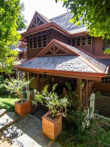 een huis met een metalen dak erop bij Sari Village Jungle Retreat in Pantai Cenang