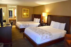 Tempat tidur dalam kamar di Cascades Inn