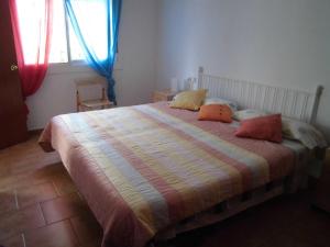 - une chambre dotée d'un grand lit avec des draps et des oreillers colorés dans l'établissement Majestic, à Lloret de Mar