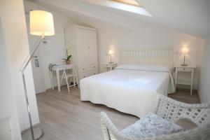 A bed or beds in a room at Maree Hotel