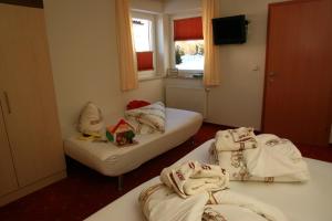 a room with two beds with towels on them at Appartements 4 Jahreszeiten in Ehrwald