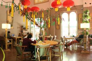 A restaurant or other place to eat at Chengdu Mrs Panda Hostel