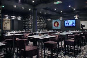 TV a/nebo společenská místnost v ubytování Hotel le Cinq Hyper - Centre