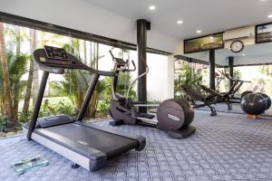 een fitnessruimte met 3 hometrainers en een loopband bij Anantara Hoi An Resort in Hội An