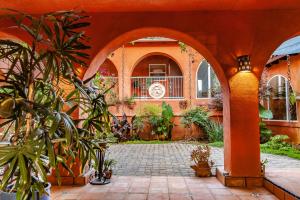 a courtyard with plants and a building with an archway at Posada Mariana Bed and Breakfast in Catheys Valley