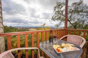 una mesa con un plato de comida en el balcón en Bimbadeen Estate, en Mount View