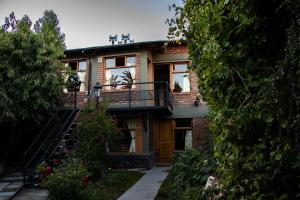 una casa de ladrillo con una escalera delante de ella en Patagonia Retro en Esquel