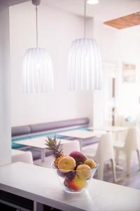 - un bol de fruits sur une table dans la cuisine dans l'établissement Hotel Cap Sud, à Saint-Pierre