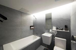 Un baño con bañera, inodoro y lavabo. en HOTEL H, en Seúl