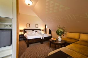 Un pat sau paturi într-o cameră la Hotel Annín