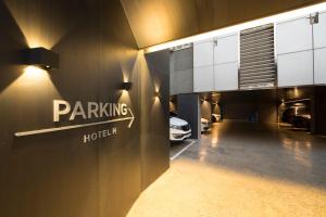 Un estacionamiento con un coche estacionado en él en HOTEL H, en Seúl