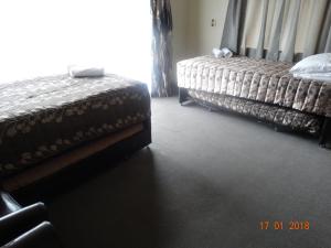 Postel nebo postele na pokoji v ubytování Ambassador Motel