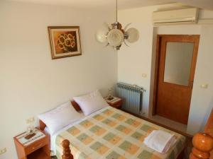 1 dormitorio con cama y lámpara de araña en Stella Mare Apartments, en Rovinj