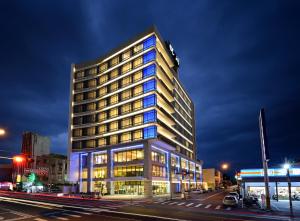 宜蘭市的住宿－宜蘭悅川酒店，街道边有蓝色灯光的建筑