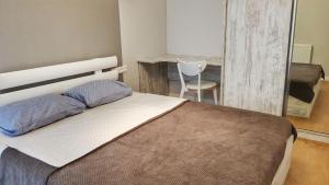 Un dormitorio con una cama con un espejo y una mesa. en Your Home in Tbilisi: Cosy stay in the Old City, en Tiflis