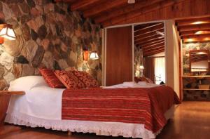 Katil atau katil-katil dalam bilik di Posada del Halcón - Cabañas y Suites +58 gambar