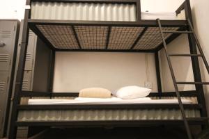 Кровать или кровати в номере CURIOCITY Backpackers Johannesburg