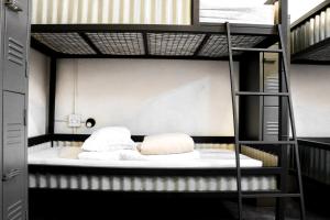 Кровать или кровати в номере CURIOCITY Backpackers Johannesburg