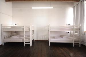 Кровать или кровати в номере CURIOCITY Backpackers Johannesburg