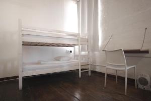 Кровать или кровати в номере CURIOCITY Backpackers Johannesburg
