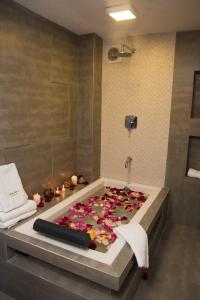 El baño incluye una bañera llena de flores. en La Casona Monsante, en Chachapoyas