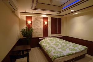 a room with a bed and a desk and a table and a bed sidx sidx at Hotel GOLF Atsugi (Adult Only) in Atsugi