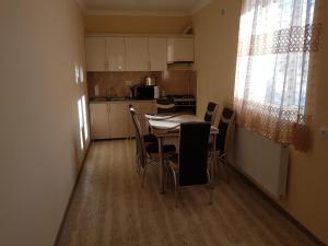 una cucina e una sala da pranzo con tavolo e sedie di Sonya a Ninotsminda